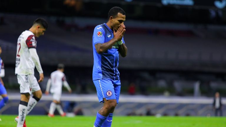 Rómulo Otero durante un partido con Cruz Azul