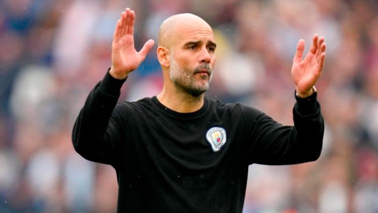 Guardiola dirigiendo al Manchester City en partido de Premier League