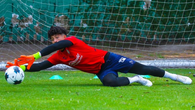 André Alcaráz con Chivas durante entrenamiento