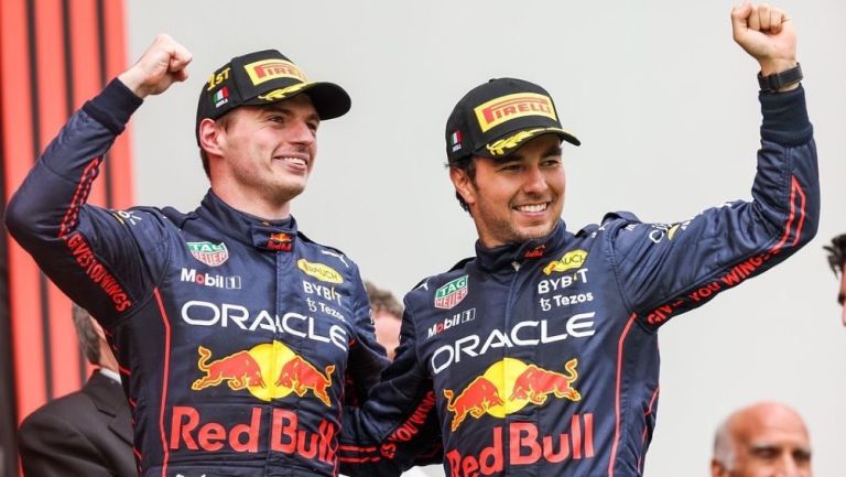 Max Verstappen y Checo Pérez celebran con Red Bull en el GP de Imola