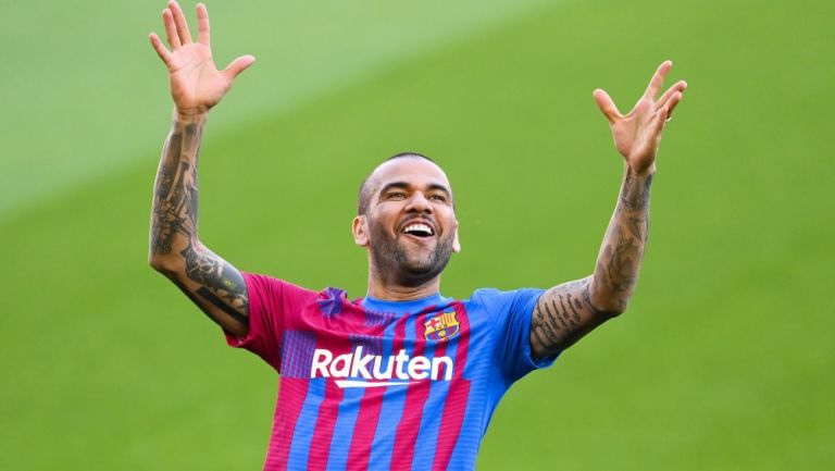 Dani Alves reacciona durante partido con el Barcelona