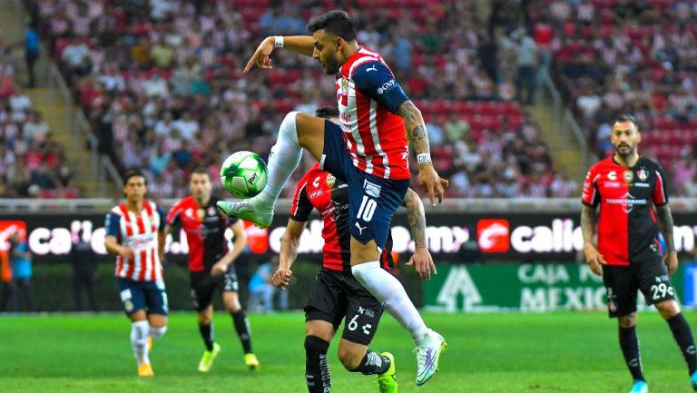 Alexis Vega, delantero de las Chivas Rayadas del Guadalajara