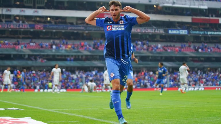 Santi Giménez celebrando su gol 