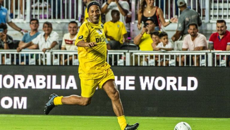 Ronaldinho en partido de leyendas