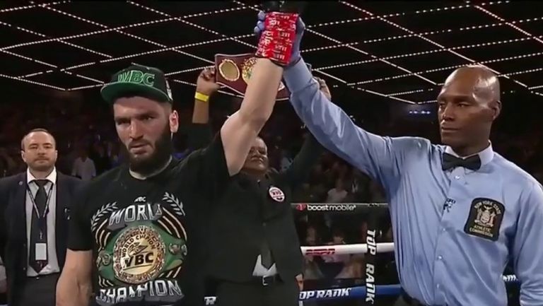 Beterbiev conquistó el cetro Semipesado de la OMB 