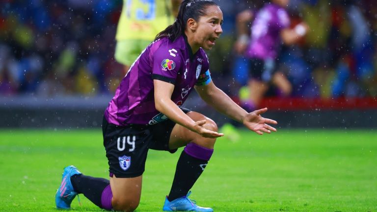 Charlyn Corral reacciona durante partido con Pachuca