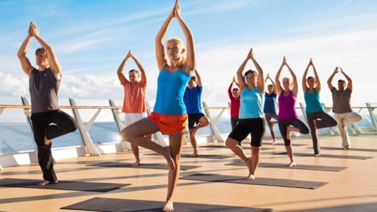 Clase de yoga al aire libre