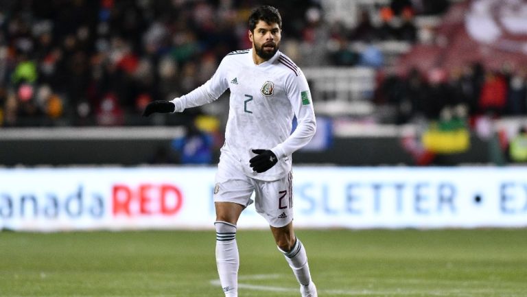 Néstor Araujo en partido con el Tri