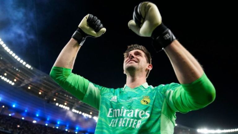 Courtois festejando conquistar la Champions League