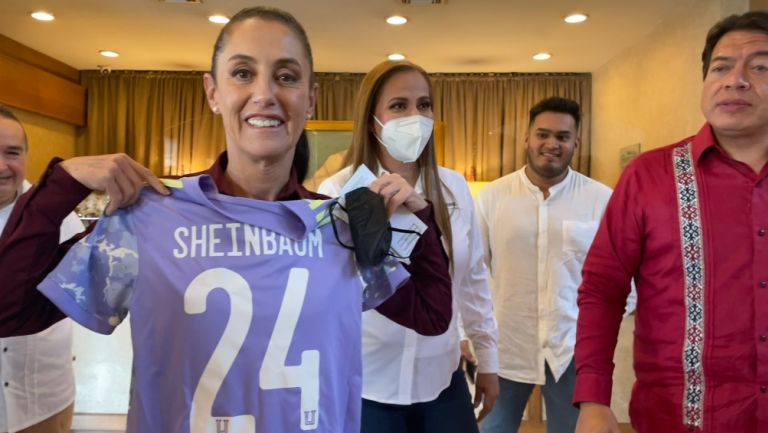 Sheinbaum con el jersey de Tigres