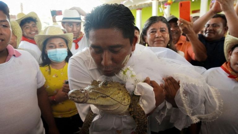 Victor Hugo Sosa casándose con un caimán