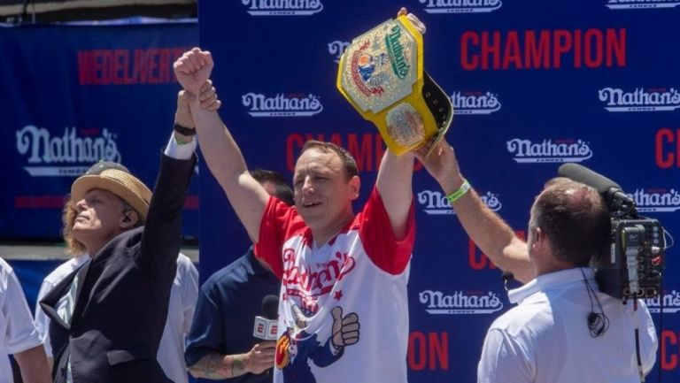 Joey Chestnut tras ganar la competencia