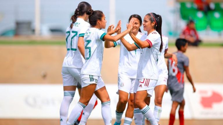 Selección Mexicana celebrando el triunfo vs Perú 