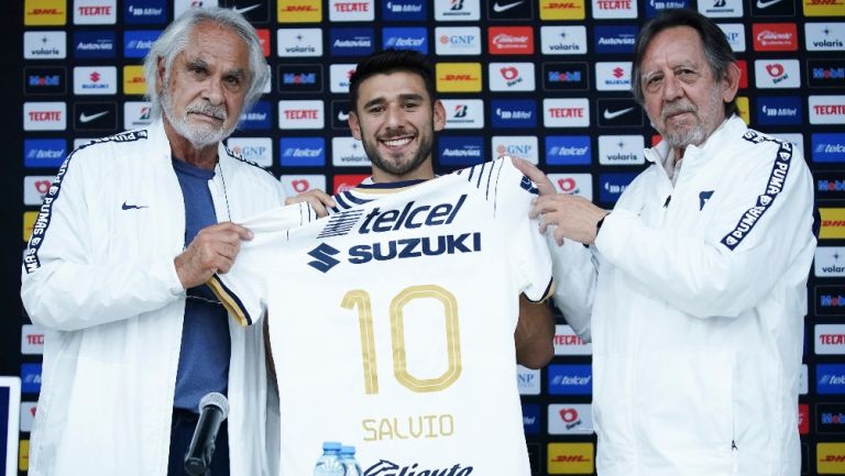 Toto Salvio en su presentación con UNAM a lado de Mejía Barón y Silva