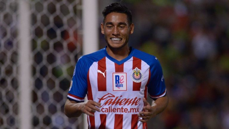 Gael Sandoval durante un partido con Chivas