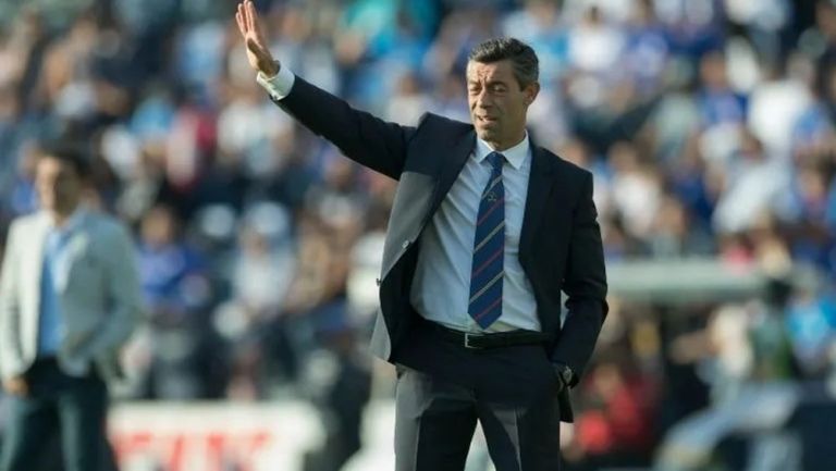 Pedro Caixinha dirigiendo un partido