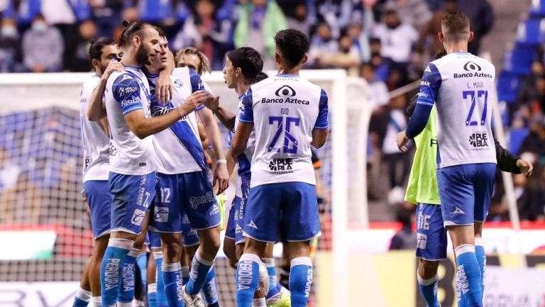 Jugadores de Puebla en festejo de gol