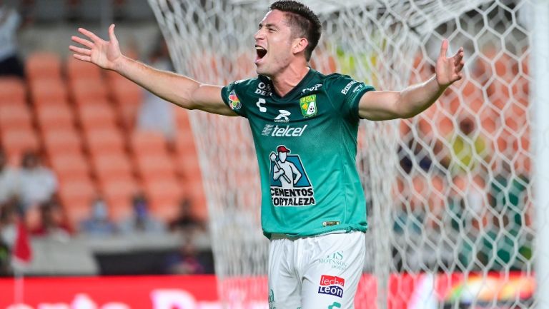 Santiago Ormeño celebra con León