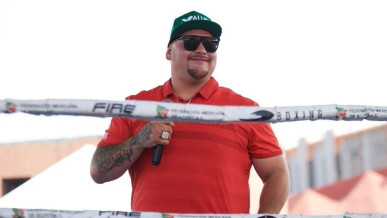 Andy Ruiz dando un discurso