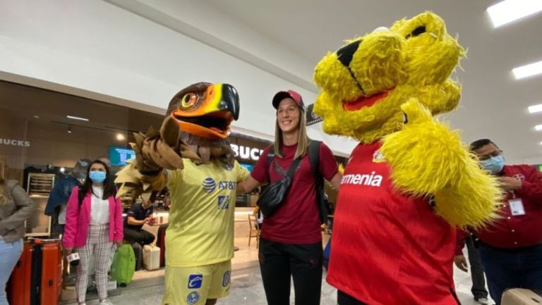 Jugadoras del Bayer Leverkusen en su llegada a México