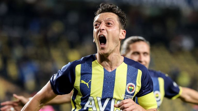 Mesut Ozil fue desvinculado de la escuadra del Fenerbahce