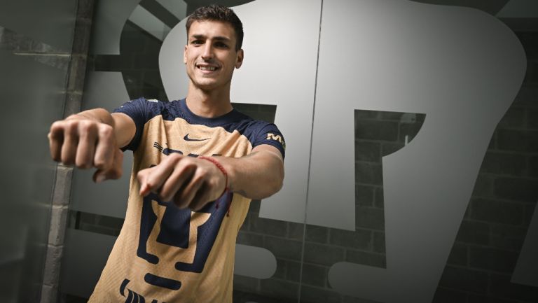 Dinenno en la presentación de la playera de Pumas