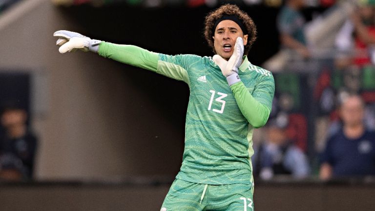 Memo Ochoa en un partido de la Selección Mexicana