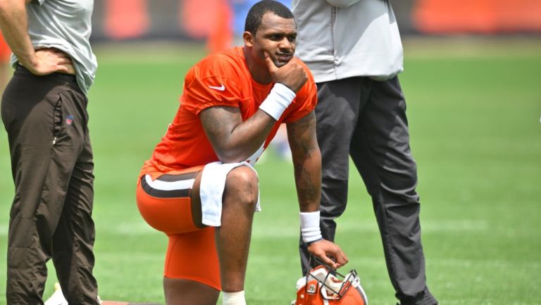 Deshaun Watson se arrodilla en el campo durante una práctica