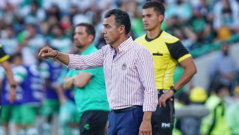 Ricardo Cadena en acción con Chivas ante Santos