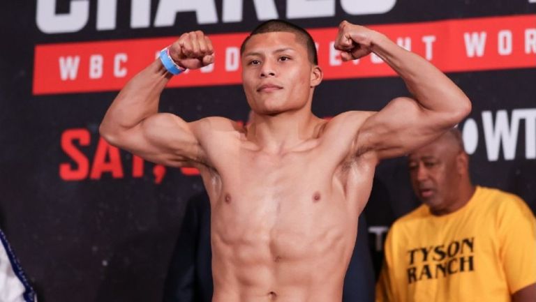 Isaac 'Pitbull' Cruz en pesaje ante medios