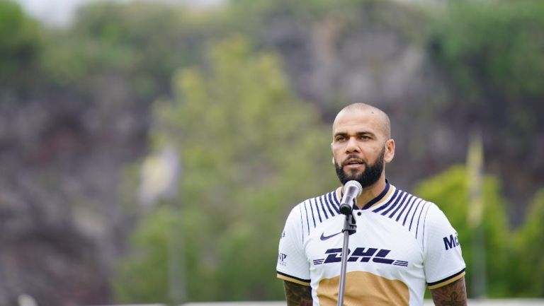 Dani Alves en su presentación con Pumas