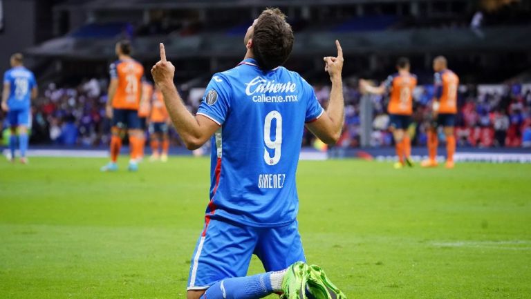 Santiago Giménez durante un partido con Cruz Azul