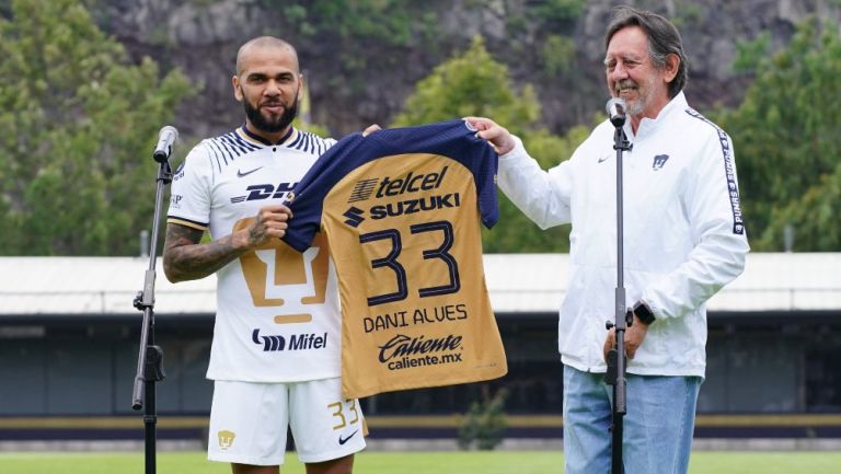 Leopoldo Silva presentando a Dani Alves 