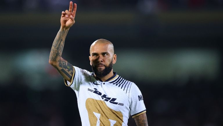 Dani Alves en su debut con Pumas