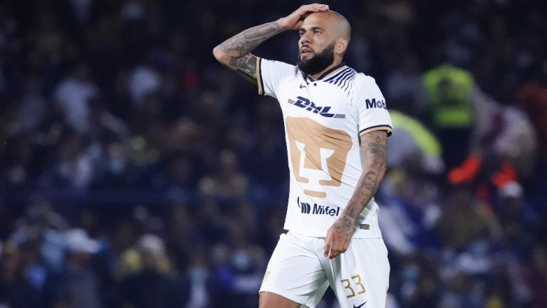 Dani Alves en su debut con Pumas