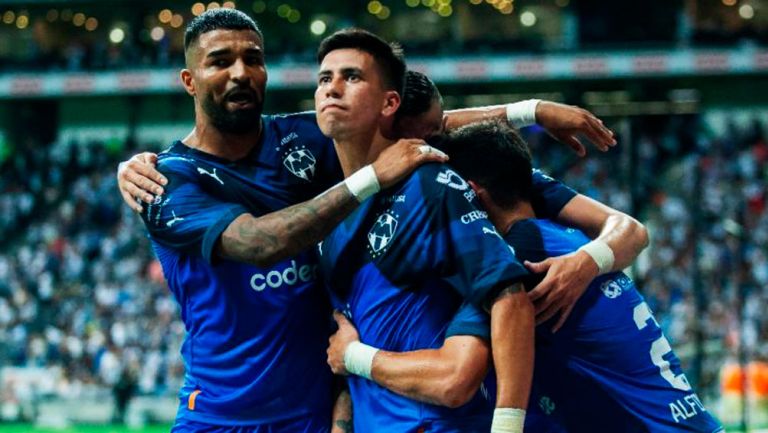 Rayados celebrando un gol