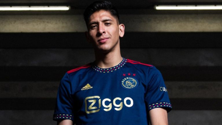 Edson Álvarez protagonizó la presentación del nuevo uniforme de visitante de Ajax 2022-23