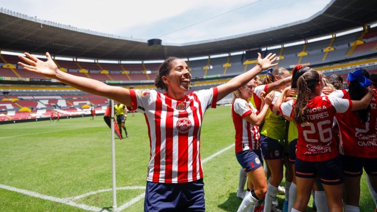 Jugadoras de Chivas en festejo