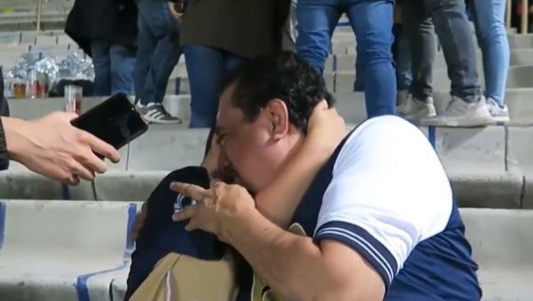 Video: Abuelo y nieto, aficionados de Pumas, rompieron en llanto tras derrota ante América