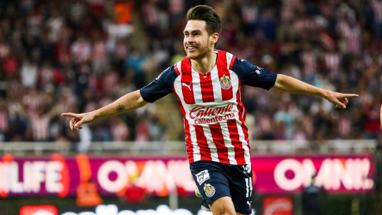 Jesús Angulo festejando un gol con Chivas