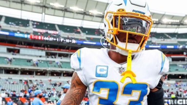 Por cuatro años más, James será de los Chargers 