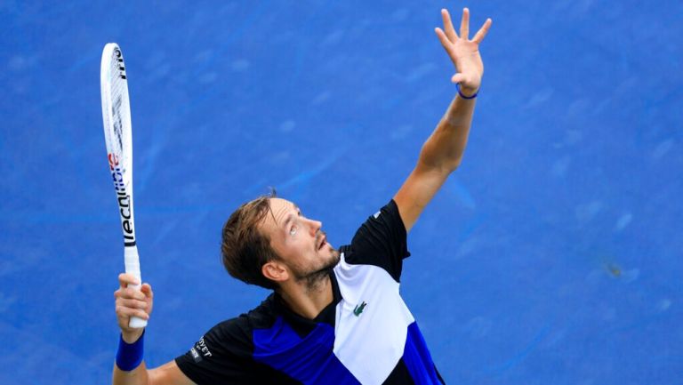 Daniil Medvedev derrotó por 7-6 (1), 6-3 a Taylor Fritz 