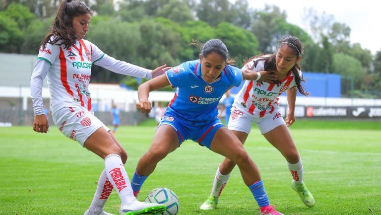 Alejandra Guerrero, Ana García y Sahiry Cruz en disputa por el balón