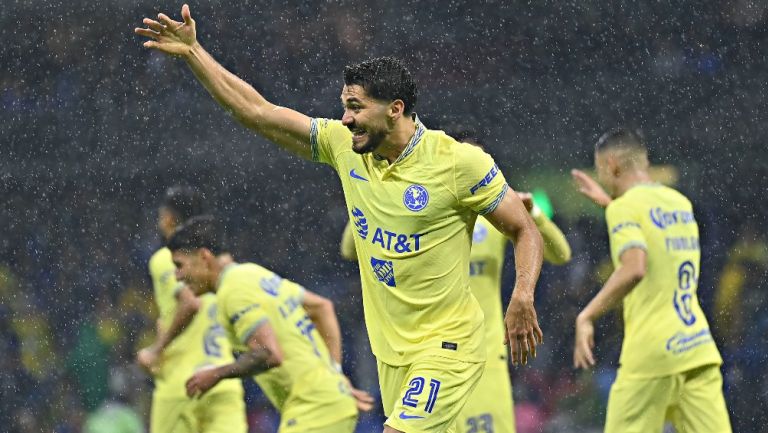 Henry Martín en acción durante el Clásico Joven