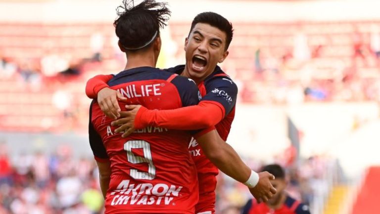 Jugadores de Chivas festejando un gol