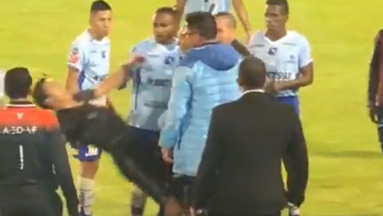 Video: Árbitro es golpeado tras revisar jugada en el VAR en Ecuador