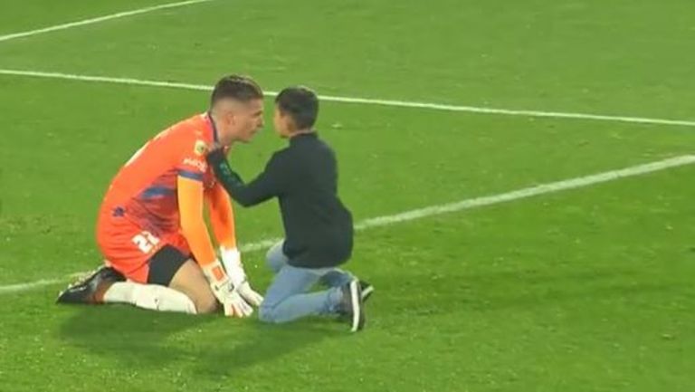 Video: Niño ingresó al campo para consolar a portero que admitió gol de último minuto