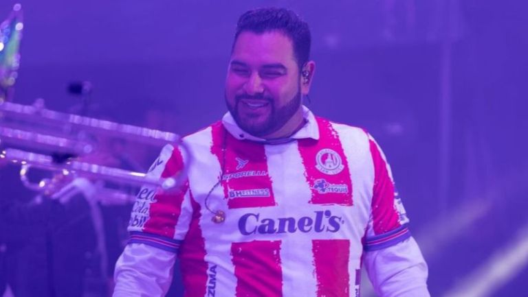 Integrantes de la Banda MS con el jersey del Atlético San Luis