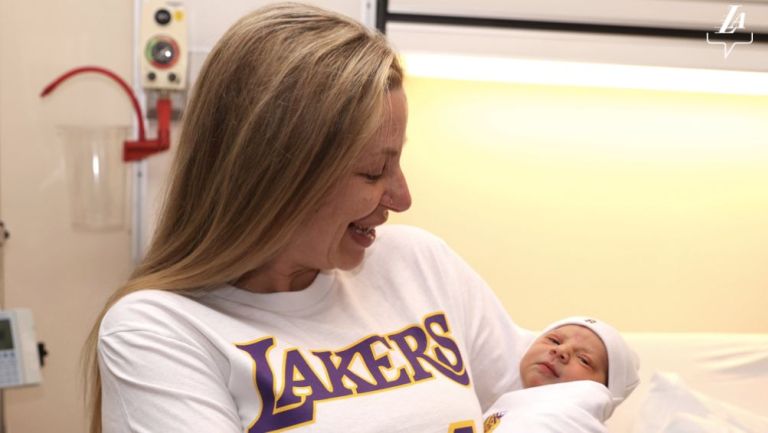 La madre recibió las atenciones de los Lakers