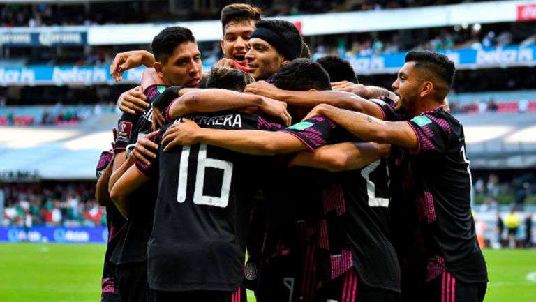 Jugadores de México festejando un gol 